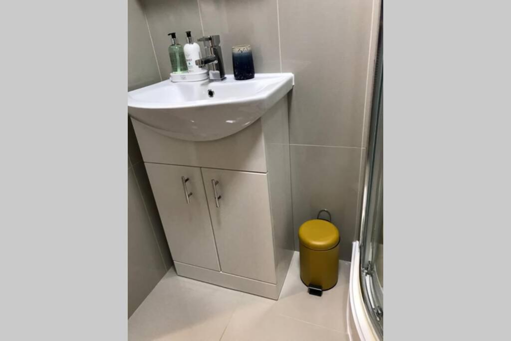 Marie'S Serviced Apartments- 2 Bedroom City Stay Bedford Eksteriør billede