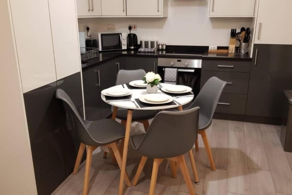 Marie'S Serviced Apartments- 2 Bedroom City Stay Bedford Eksteriør billede